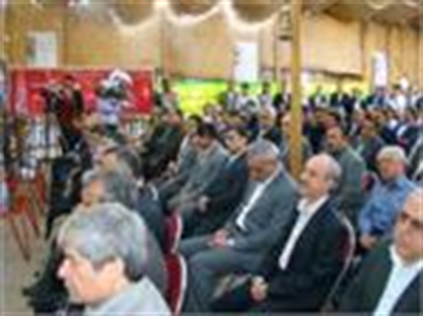 در آغازین روز هفته دولت مدیران ادارات و استاندارمحترم استان خوزستان به شهدا ادای احترام کردند